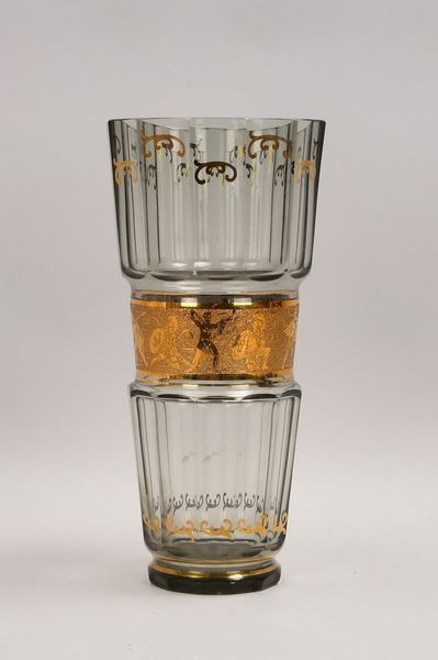 Gr. Glasvase, Rauchglas, Wandung facettiert, teils umlaufendes Goldfries, 'Röm. Szenen'