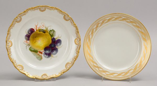 KPM, 2 Porz.-Teller: Obstteller, Ø 21,5 cm; und Kuchenteller, mit Goldrand; Ø 19,5 cm