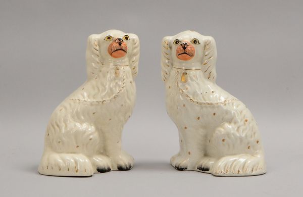 Paar Keramik-Beisteller, 'Kaminhunde' - in insges. gutem Zust.; Höhe jeweils 25,5 cm