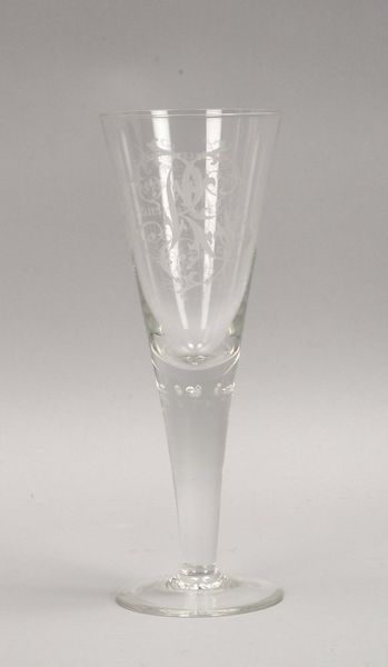 Glaspokal, Klarglas, kon. Kuppa, mit Monogr./Widmung, auf Scheibenfuß