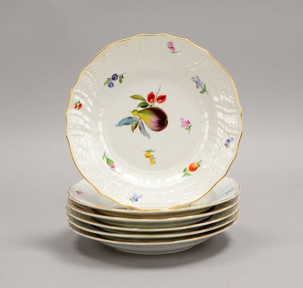 Meissen, 6 Obstteller, im Spiegel mit Früchtemotiven, mit relief. Goldrand; Ø 20 cm