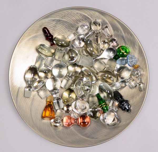 Karaffenstöpsel-Slg., Glas, versch. Größen und Schliffe, ca. 35 Stück, in großer Schale