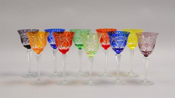 10 Weinrömer, geschliffenes Glas, verschiedene Farben; Höhe jeweils 19,5 cm