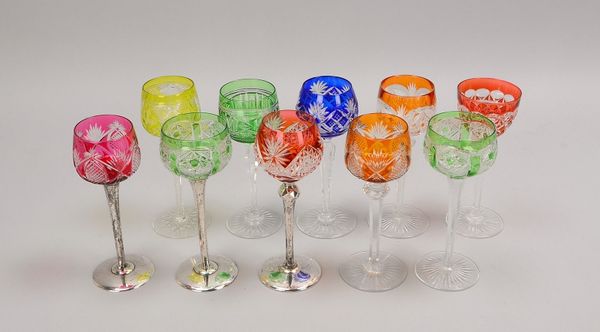 10 Weinrömer, geschl./verschiedenfarb. Kuppas, 3x mit Silberfuß; Höhe jeweils 20 cm