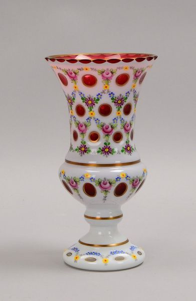 Tischvase, Glas mit weißem Überfang, mit Blumendekor und Goldrand; Höhe 23 cm