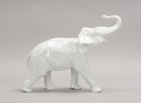 Gerold Porz./Bavaria, Weißporz.-Figur, 'Elefant mit erhobenem Rüssel'; Höhe 23 cm