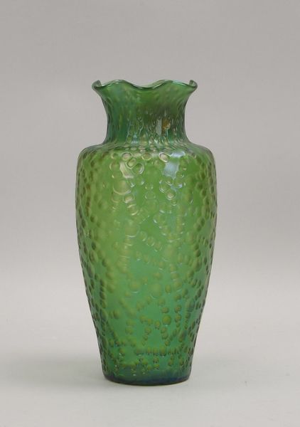 Glasvase, grünes leicht irisierendes Glas mit kraterf. Oberfläche, gewellter Rand, mit Abriss
