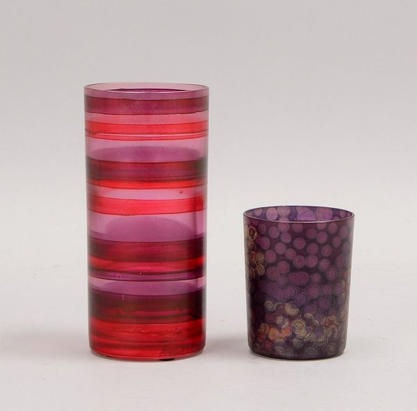 Moje-Wohlgemuth, Isgard, 2 Glasvasen, zylindrische Form, jew. sign./dat.; Höhe 8 cm/15,2 cm