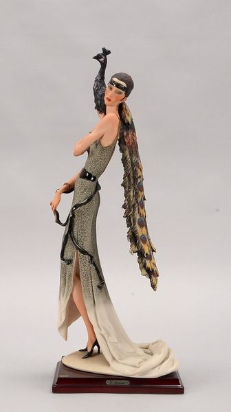 Giuseppe Armani/Florenz, Porz.-Figur, '20er Jahre-Dame mit Pfau', sign., auf Holzsockel