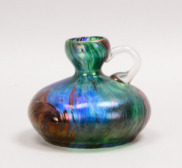 Tischvase, iris. Glas mit struktur. Oberfläche, im Boden mit Gravursign.; Ø 14,5 cm