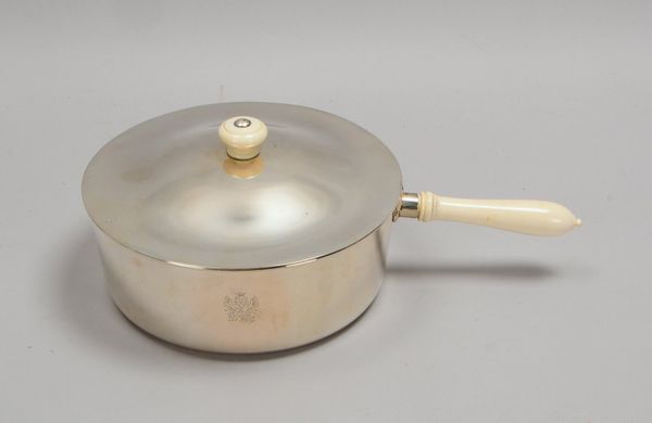 Kasserolle, 13-löt. Silber (seitl. punz.), mit Bein-Griff und Deckelknauf; Höhe 11 cm, Ø 20 cm