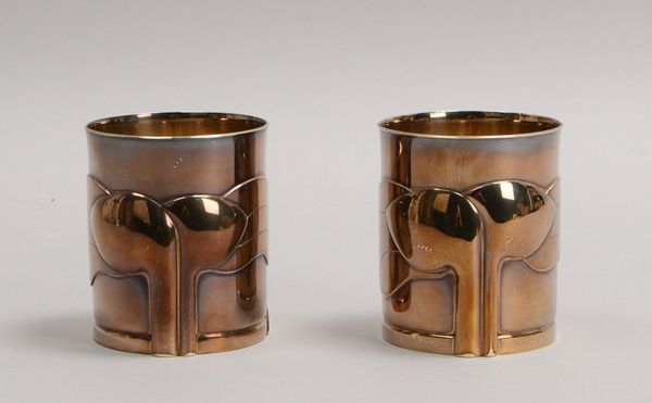 2 Becher, 925 Sterlingsilber, umlaufend flor. Reliefdekor; Höhe 8,5 cm, Ø 7 cm, Gew. 455 g