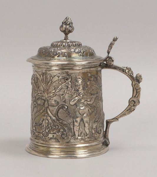 Silberhumpen, mit Putto-Reliefdarst., Scharnierdeckel mit Zapfenknauf, Widmung, Punz.