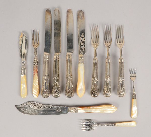 Antikes Tafelbesteck, 925 Sterlingsilber/teils mit Perlmutt, für 3 Pers., dazu 6x Vorlegeteile