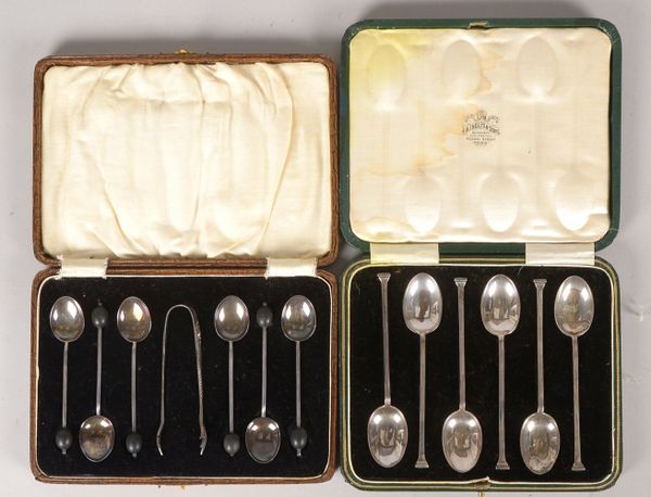 2 Teelöffel-Sätze, antik, Sterlingsilber (punz.), je 6-tlg./1x mit Zuckerzange; Gew. ca. 90 g