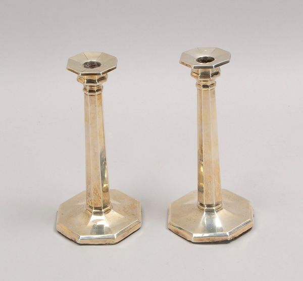 Paar Tisch-Kerzenleuchter, Sterlingsilber - jeweils gefüllt; Höhe 21 cm (mit leichten Dellen)