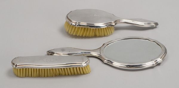 Toilettenset, 835/800 Silber, 3-tlg.: Handspiegel mit 2x Bürsten, mit Monogr.