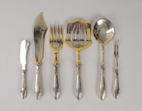 6 Besteckteile, Silber-Griffe/teils vergoldet: 4x Vorlegeteile, Buttermesser, Aufschnittgabel