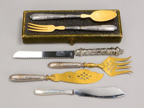 Vorlegeteile: Salatbesteck, Fischbesteck, Brotmesser, Tortenmesser - teils mit Silber-Griff
