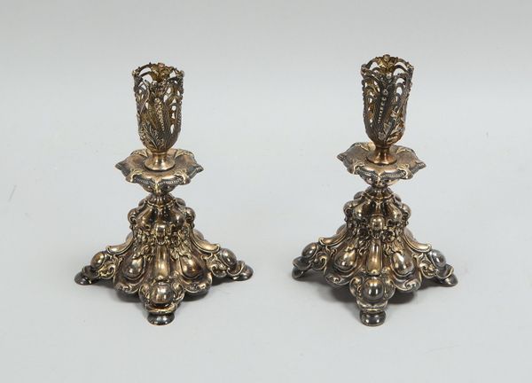 Paar Kerzenleuchter (im Barock-Stil), versilbert; Höhe 20 cm