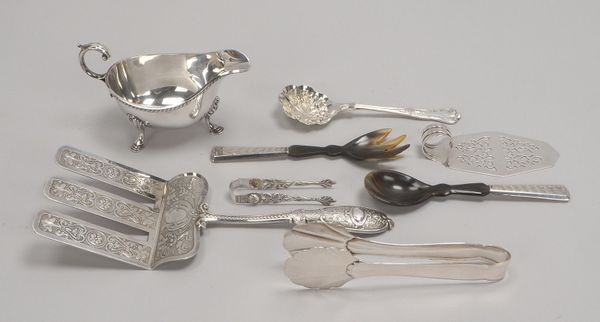 8 Servierteile, teils versilbert/teils Silber: Saucière, Sahnelöffel, Heber, Zangen, Salatbesteck