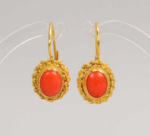 Paar Ohrhänger, 750 GG (gest.), jew. mit Korallen-Cabochon; Länge 2,5 cm, Gew. 5,50 g