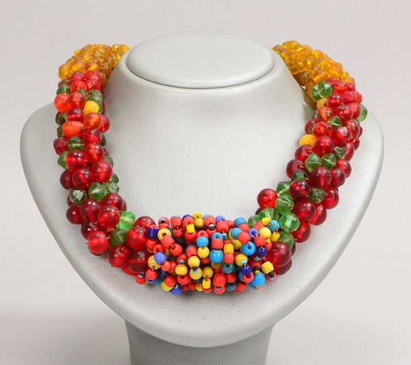 Collier, traubenförmiger Strang aus verschiedenfarb. Glasperlen; Länge 47 cm