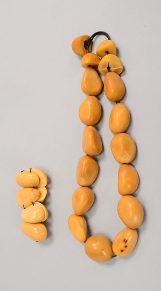 Mod. Schmuckset, Collier/Armband aus exot. Nuss(?); Länge Collier 60 cm, Armband 20 cm