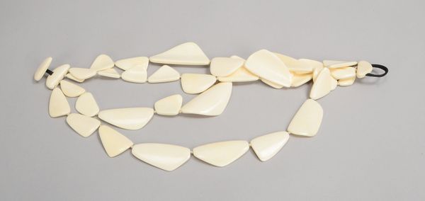 Monies, Designer-Collier, Collier aus Bein-Plättchen, 4-str., Entw. Gerda Lyngaard