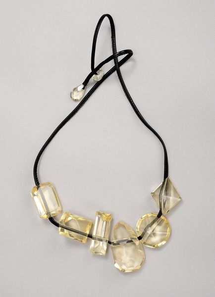 Monies, Designer-Collier, mit 6x Acrylperlen an Lederband, Entw. Gerda Lyngaard