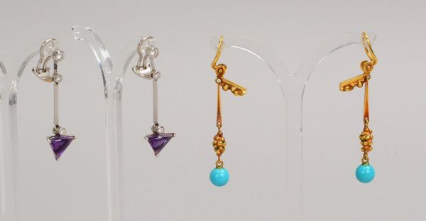2 Paar Ohrhänger: 1x 750 WG (gest.), Amethyst/Diam.; 1x 585 GG (gest.), Türkisbes.