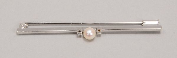 Brosche, 585 WG, mit Perle und 2x Achtkant-Diamanten; Länge 6 cm, Gew. 3,20 g
