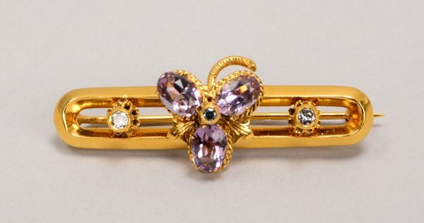 Brosche, 585 GG (gepr.), mit 2x ovalen Amethysten und 3x Diam.; Länge 4 cm, Gew. 4,70 g