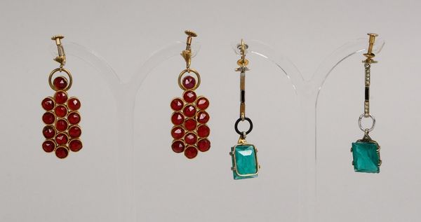 2 Paar Ohrhänger, Glasbesatz/Granat; Länge ca. 4,5 cm (1x Zwischemteil ersetzt)