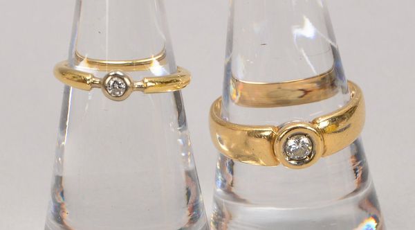 2 Ringe, 585 GG, mit Diamant-Solitär; RG 58 und RG 48, Gew. 5,38 g