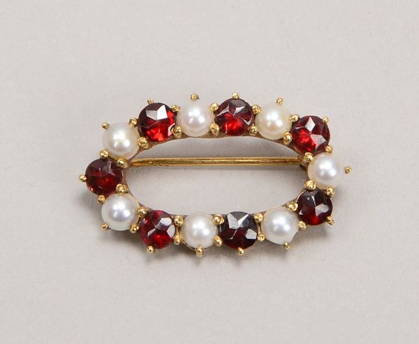 Brosche, 333 GG (gest.), mit 7-fachem Granatbesatz und 6x Perlen; Maße 16 x 26 mm