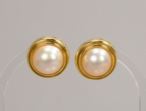 Paar Ohrclips, 585 GG, jeweils mit einzelner Mabéperle; Ø 2 cm, Gew. 12 g