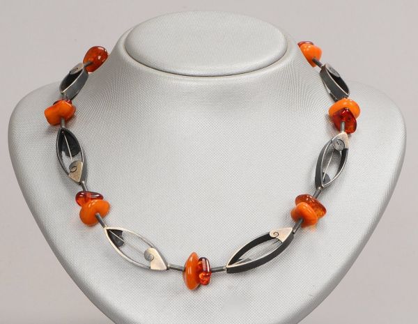 Anne Theis, Designer-Collier, Bernstein altern. mit Silberelementen/fischähnl. Form