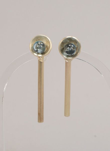 Gisela Kulling, Paar Ohrhänger, Silber, jeweils mit Blautopas-Perle; Länge 4,5 cm