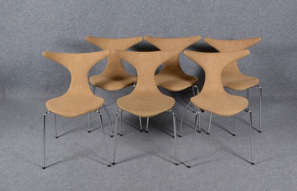 Satz Designer-Stühle, brauner Stoffbezug, auf Chromfüßen - stapelbar; Sitzhöhe