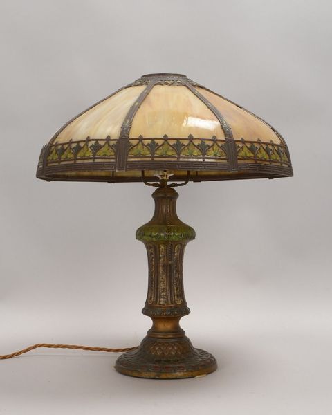 Tischlampe, 1-fl., kannelierter Schaft auf Metallfuß, 8-pass. Glasschirm/marmoriert