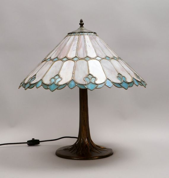 Tischlampe, 2-fl., Schirm mit Bleiverglasung, auf Bronze-Fuß, mit Zugschalter