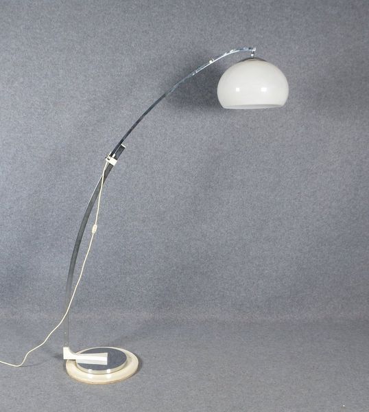 Sölken, Bogenlampe, gebogenes Stahlgestell/verchr., weißer Kunststoffschirm