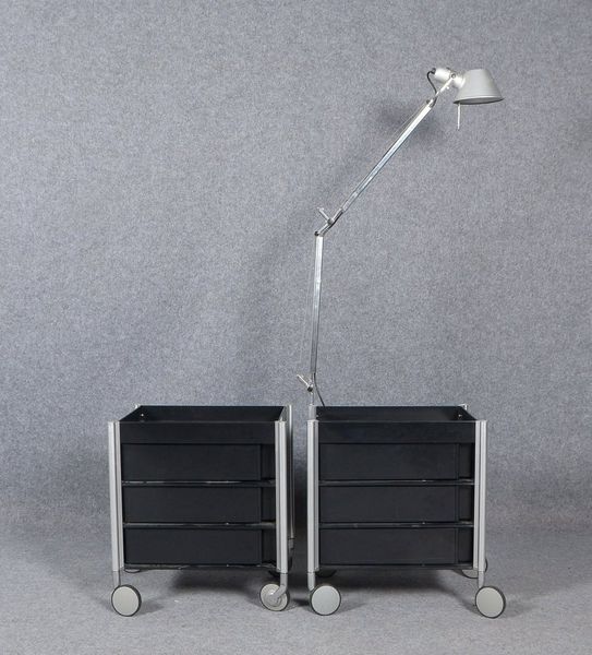 Artemide-Steckleuchte, 'Tolomeo', auf 2x Studio Domo-Nachttischen, Kunststoff und Metall/Alu