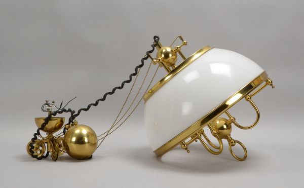 Zuglampe, Messinggestell, 3-fl., mit Milchglas-Schirm, höhenverstellbar; Ø 45 cm