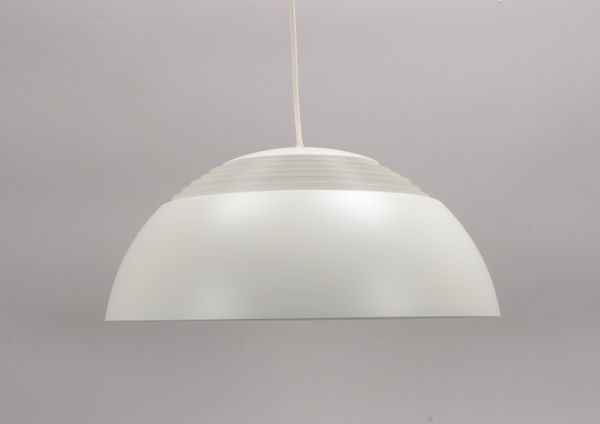 Louis Poulsen, Deckenlampe, 'AJ Royal', 4-fl., Metall mattweiß elox., Entw. Arne Jacobsen