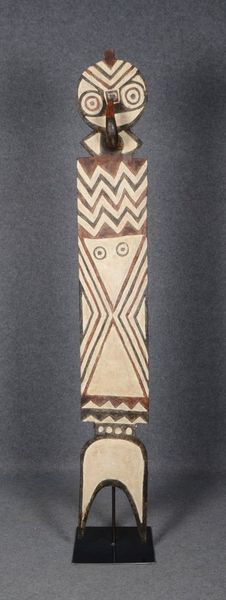 Gr. Tanz-/Ritualmaske, Holz mit Kerbschnitzerei, farbig gefasst, auf Eisenständer