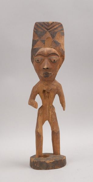Holzfigur, 'Stehender Mann mit Kopfbekrönung', teils farbig gefasst; Höhe 46 cm