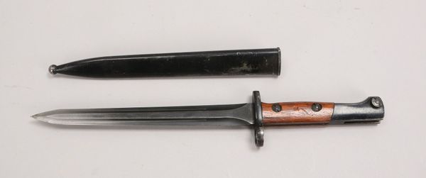 Bajonett (Hersteller unbekannt), Griff mit Seriennummer, partiell mit Holzverkleidung, in Scheide; L