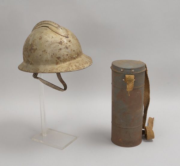 2 Militaria-Sammlerstücke: Gasmaske, in Büchse, und 'Adrian'-Helm - Helm ohne Emblem!